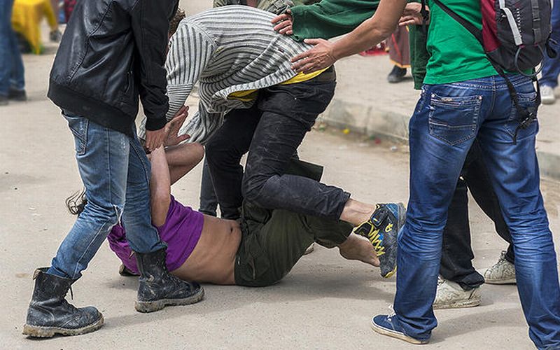 Dua pelaku pencurian diamuk massa, setelah kepergok hendak membobol rumah di Bantul, sebelum akhirnya diserahkan ke polisi. (Foto Ilustrasi)