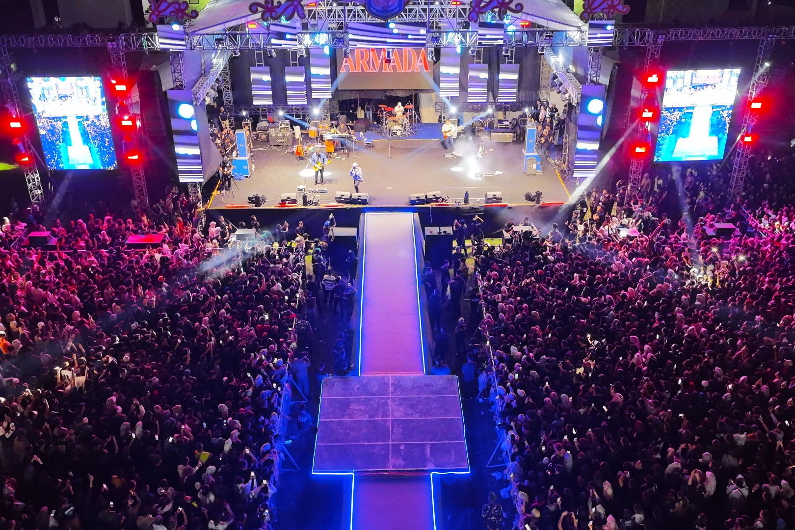 Band Armada Pukau Ribuan Masyarakat Murung Raya di Acara Malam Pergantian Tahun