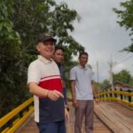 Bupati Gumas Jaya S. Monong Tinjau Jembatan Baru di Tumbang Jalemu