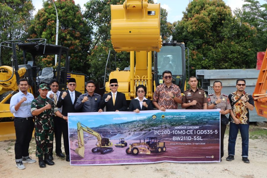 Bupati Gunung Mas Terima Pengadaan 1 Set Alat Berat Dari Dinas PU