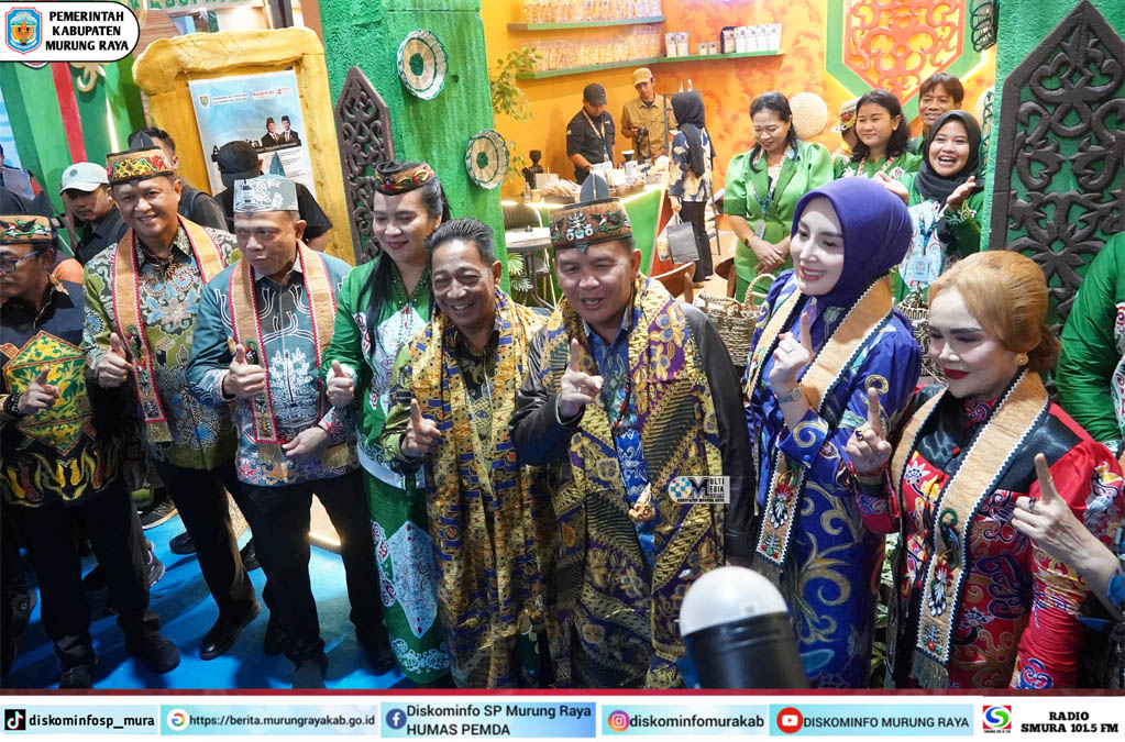 Bupati Mura Sambut Gubernur Kalteng Saat Kunjungi Stand Pameran