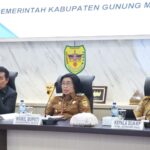 Wabup Efrensia Tekankan Pengelolaan Sampah Terpadu di Gunung Mas