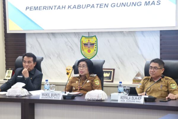 Wabup Efrensia Tekankan Pengelolaan Sampah Terpadu di Gunung Mas