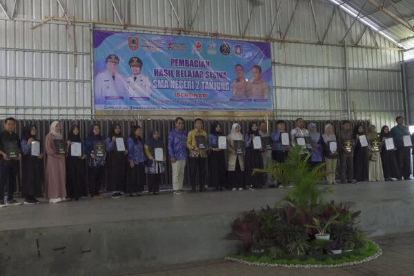 605 Siswa SMAN 2 Tanjung Terima Rapor, Sekolah Apresiasi Siswa Berprestasi