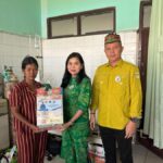 Bupati Gunung Mas Bersama Ketua TP PKK Jenguk Dan Berikan Bantuan Kasih Kepada Bayi Di RSUD Kuala Kurun