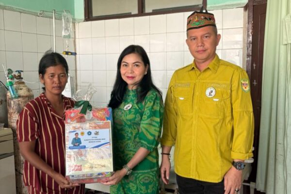 Bupati Gunung Mas Bersama Ketua TP PKK Jenguk Dan Berikan Bantuan Kasih Kepada Bayi Di RSUD Kuala Kurun