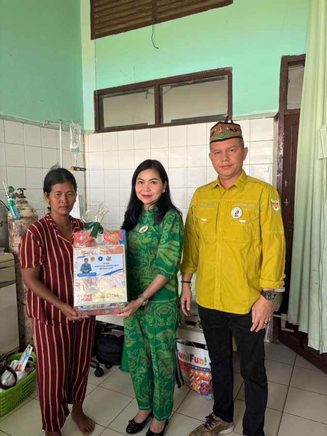 Bupati Gunung Mas Bersama Ketua TP PKK Jenguk Dan Berikan Bantuan Kasih Kepada Bayi Di RSUD Kuala Kurun