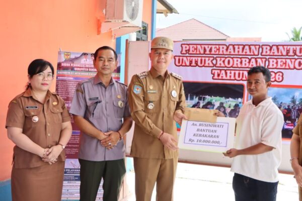 Bupati Gunung Mas Serahkan Bantuan Korban Kebakaran Di Kuala Kurun