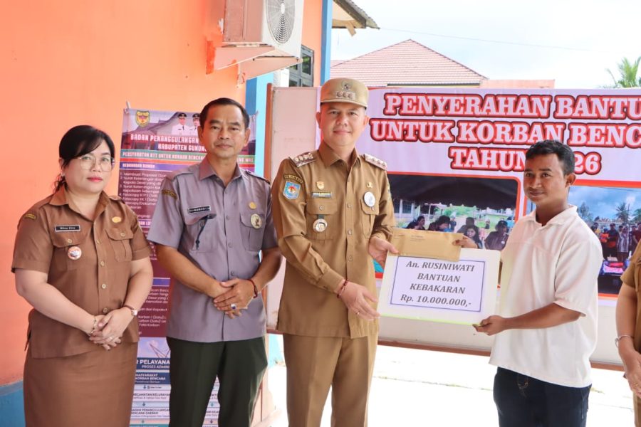 Bupati Gunung Mas Serahkan Bantuan Korban Kebakaran Di Kuala Kurun
