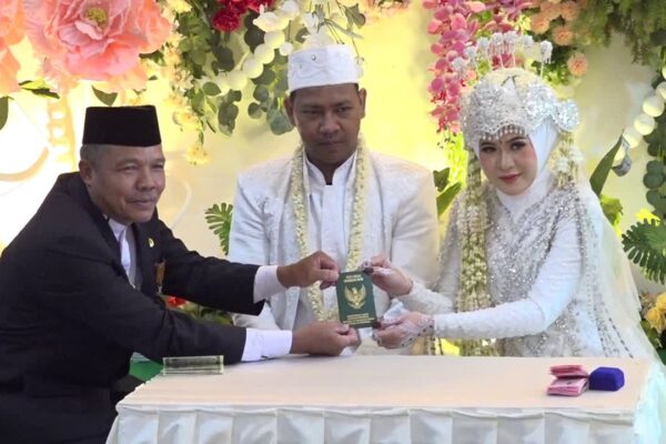 Menikah Di MPP Tabalong, Pengantin Dapat Souvenir