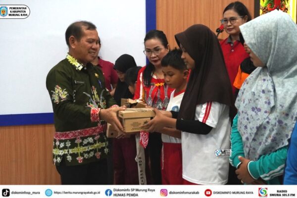 Pemkab Mura Salurkan 230 Pasang Sepatu Sekolah, Dukung Semangat Belajar Siswa