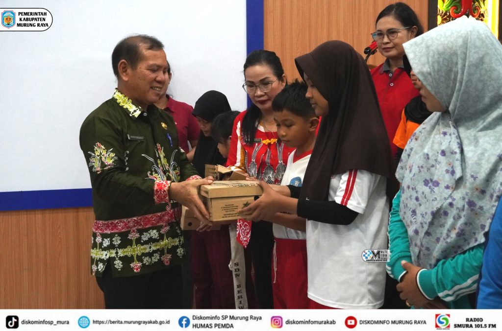 Pemkab Mura Salurkan 230 Pasang Sepatu Sekolah, Dukung Semangat Belajar Siswa