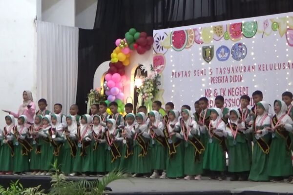 Pentas Seni & Tasyakuran TK Negeri Wardatussholihin, 40 Siswa Siap Melangkah ke Sekolah Dasar