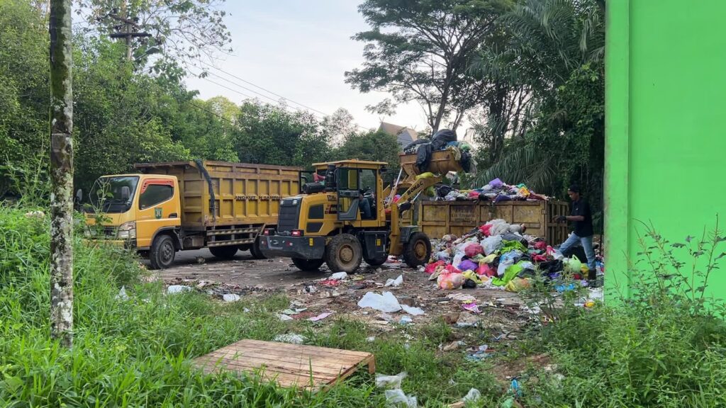 Percepat Penanganan Sampah, DLH Tabalong Andalkan Alat Berat Loader di TPS