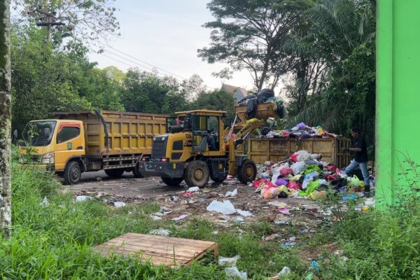 Percepat Penanganan Sampah, DLH Tabalong Andalkan Alat Berat Loader di TPS