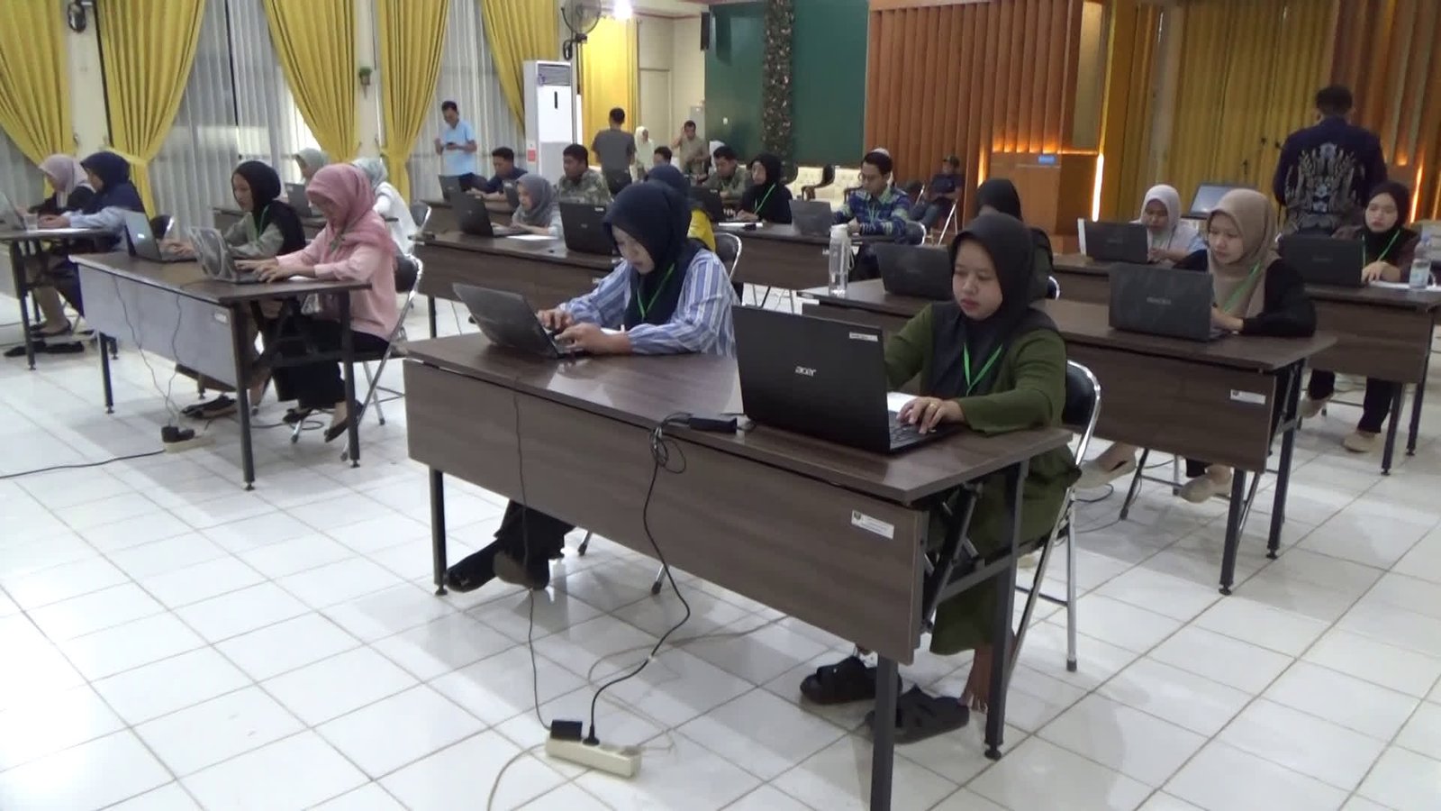 Seleksi Kasi Pemerintahan Desa Wayau Berlanjut, Peserta Jalani Tes Kemampuan Komputer