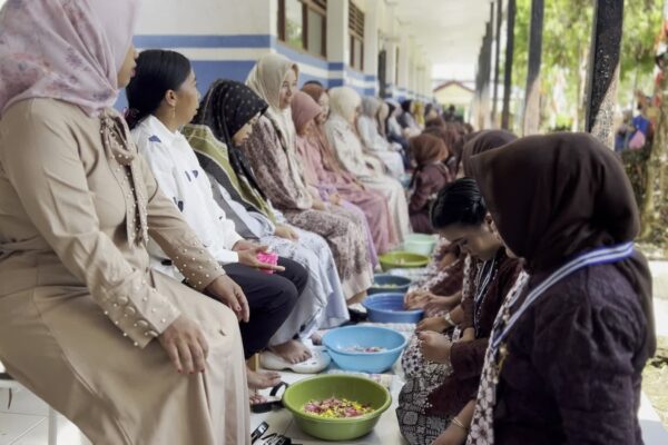 Tangis Haru Warnai Perpisahan SMPN 1 Upau, Siswa Basuh Kaki Orang Tua