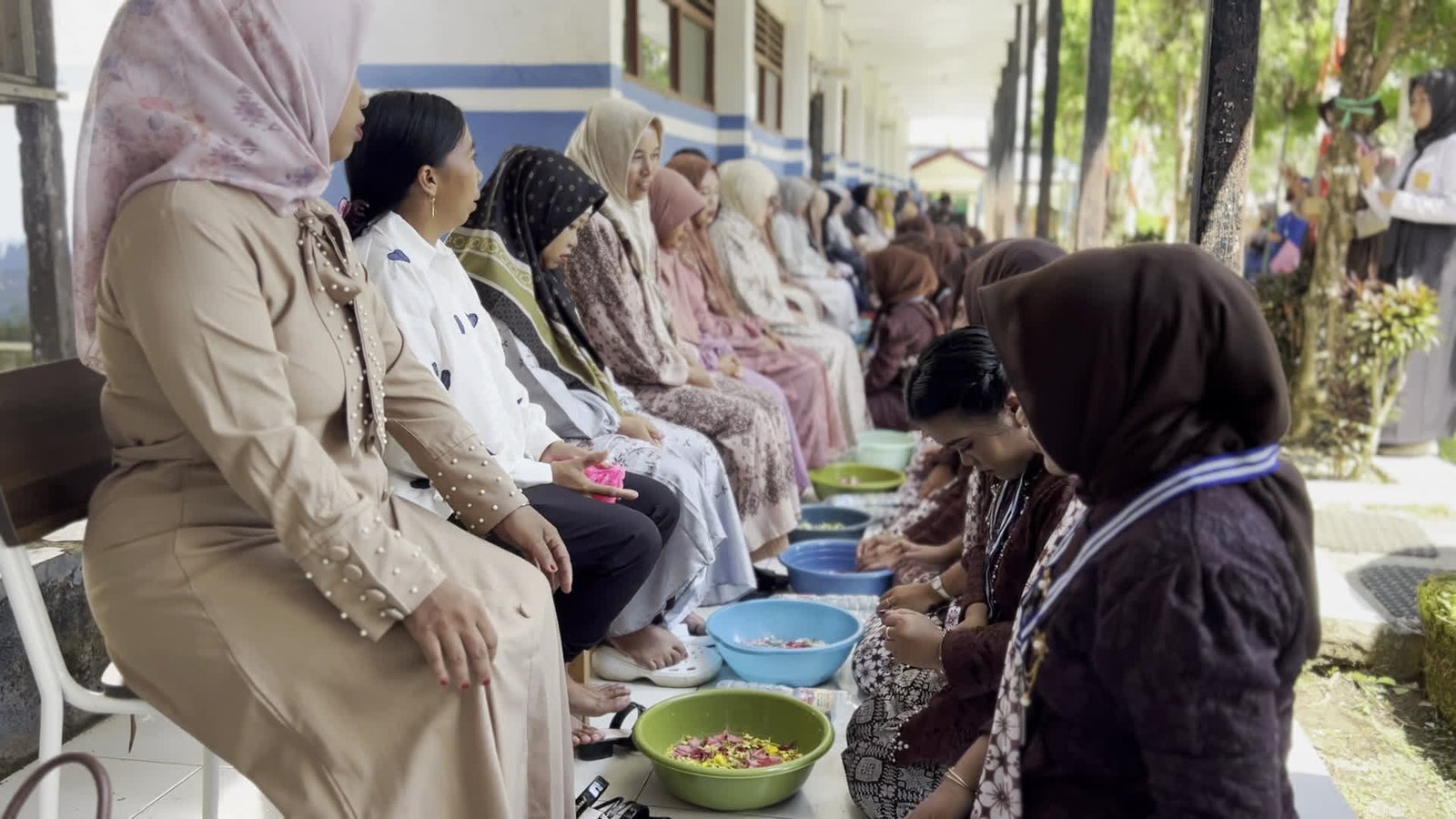 Tangis Haru Warnai Perpisahan SMPN 1 Upau, Siswa Basuh Kaki Orang Tua