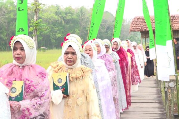 Belajar Alquran Tak Mengenal Usia, 13 Ibu-Ibu Ikuti Khatam Al Quran di RTQ Falahul Amin
