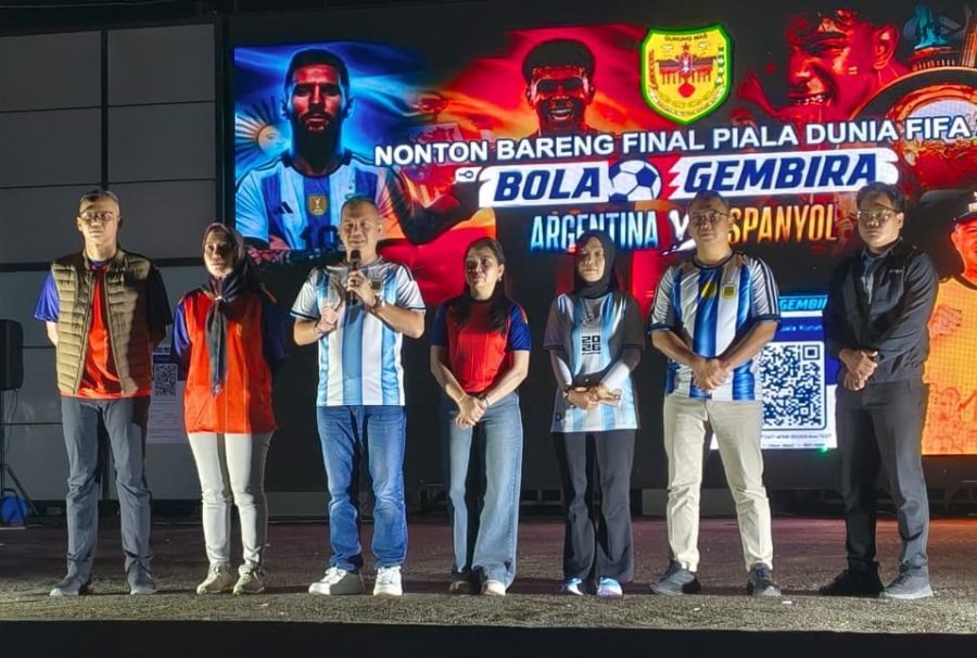 Bupati Gumas, Forkopimda Bersama Masyarakat Nobar Final Piala Dunia Di Taman Kota Kuala Kurun