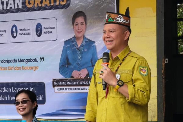Bupati Gunung Mas Buka Pemeriksaan Kesehatan Gratis dan Pasar Murah Di Tumbang Tambirah