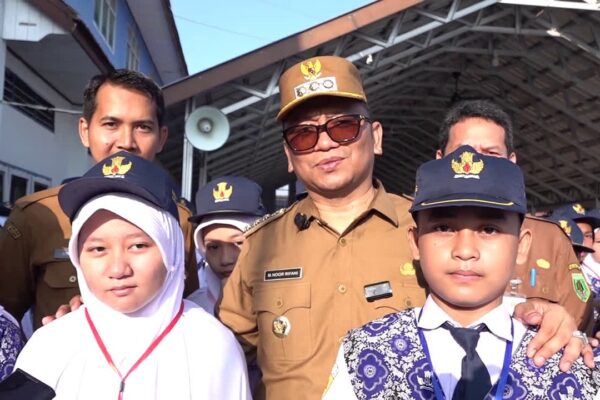 Bupati Tabalong Kenalkan Program Beasiswa dan Seragam Sekolah Gratis di Hari Pertama Masuk Sekolah