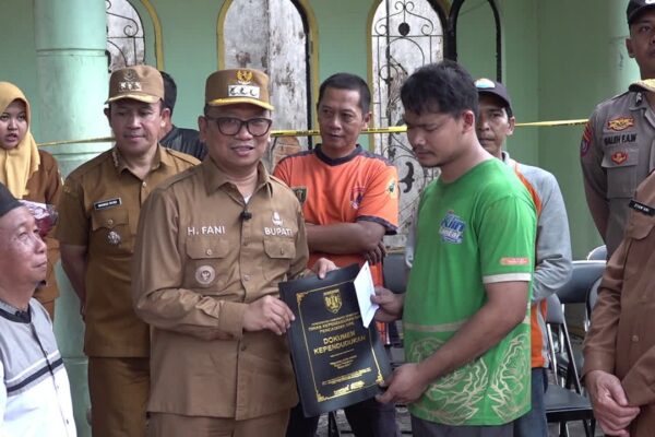 Bupati Tabalong Serahkan Bantuan, Korban Kebakaran Desa Solan Juga Dapat Bantuan Pembangunan Rumah