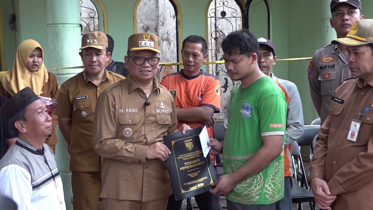 Bupati Tabalong Serahkan Bantuan, Korban Kebakaran Desa Solan Juga Dapat Bantuan Pembangunan Rumah