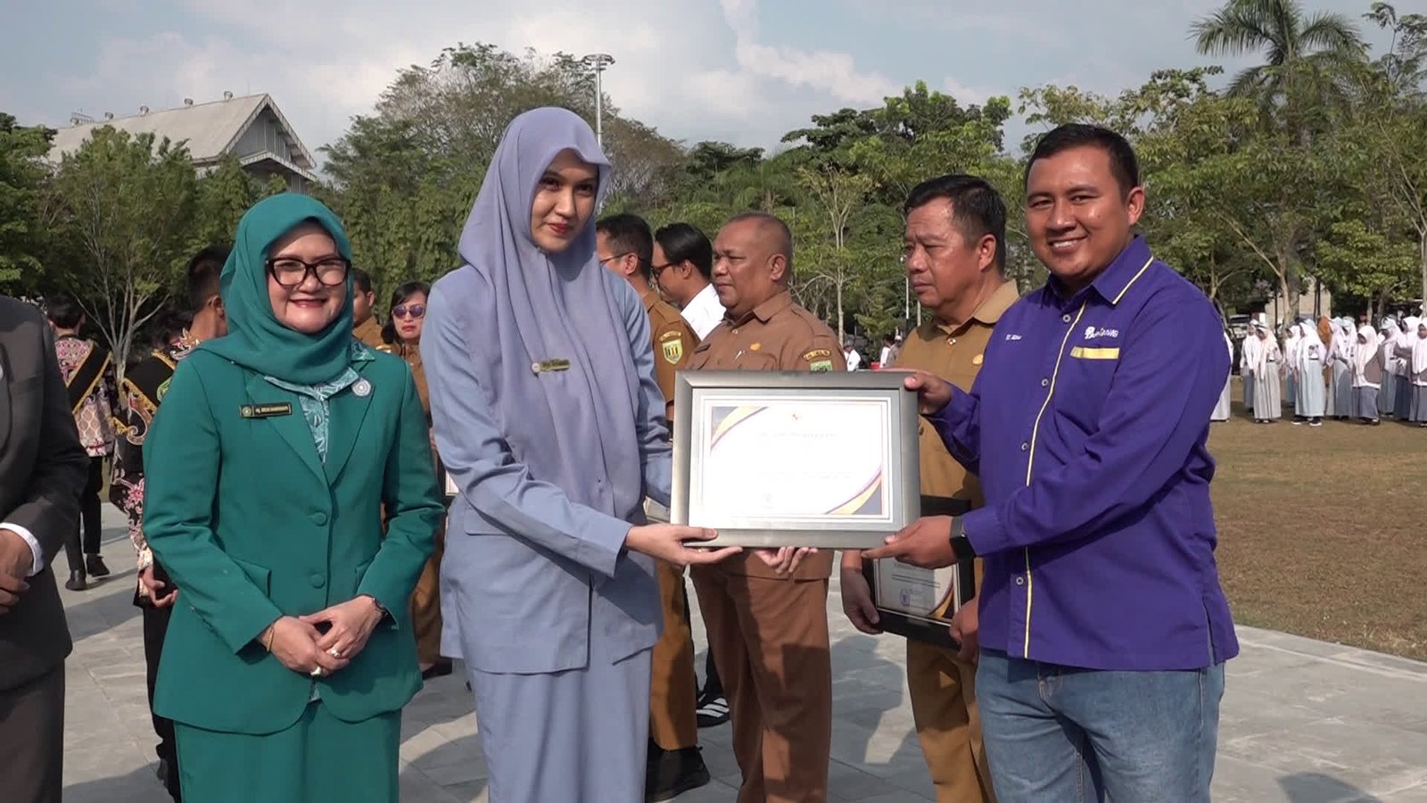 Konsisten Sajikan Siaran Untuk Pemenuhan Hak Anak, LPPL Tabalong Raih Penghargaan dari Bupati
