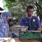 Lindungi Konsumen, DKUPP Tabalong Tera Ulang Timbangan di Pasar Tanjung