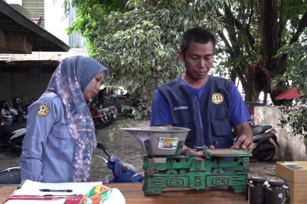 Lindungi Konsumen, DKUPP Tabalong Tera Ulang Timbangan di Pasar Tanjung