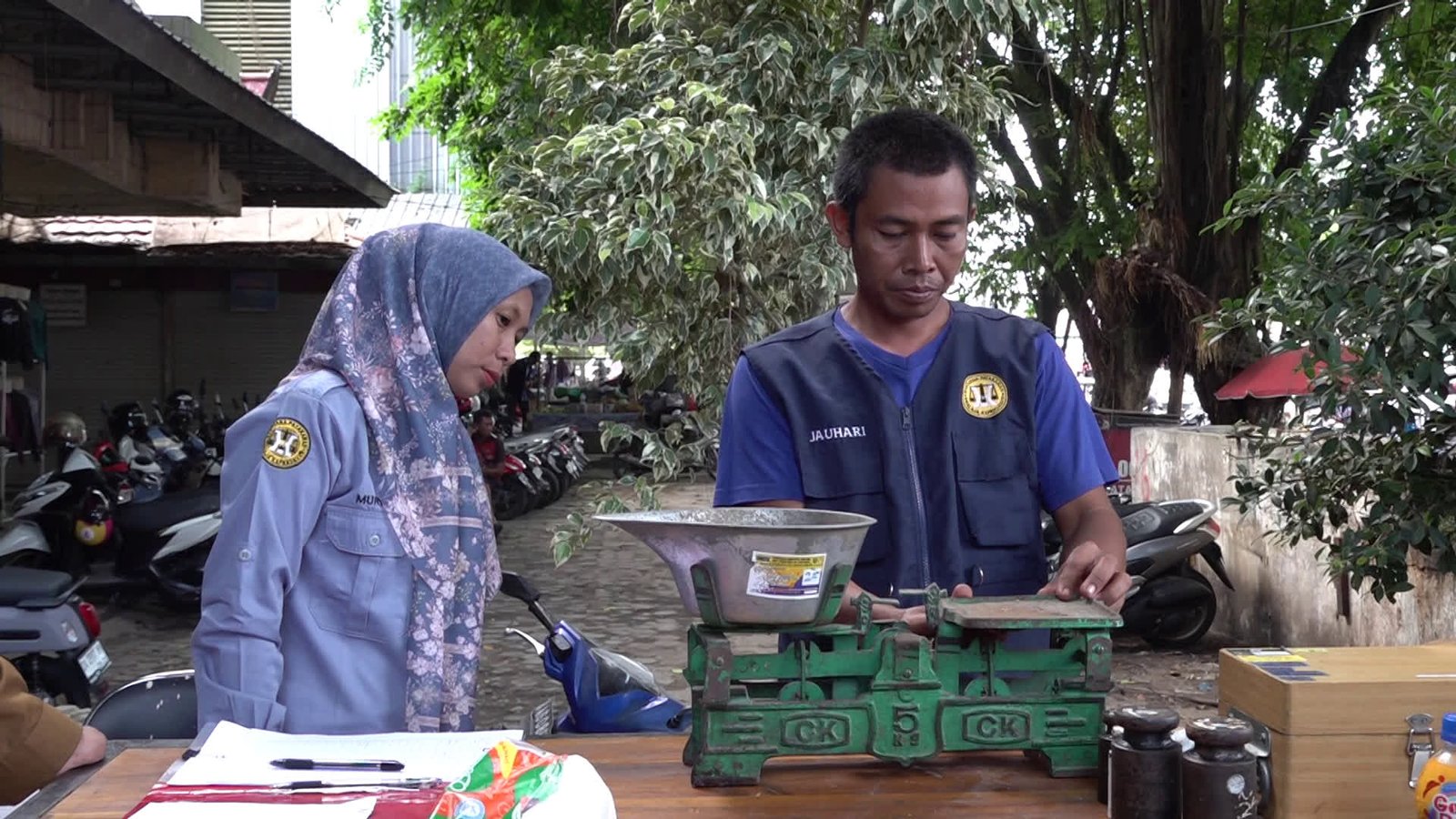 Lindungi Konsumen, DKUPP Tabalong Tera Ulang Timbangan di Pasar Tanjung