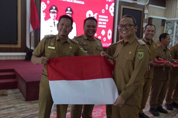 Sambut HUT RI ke-81, Pemkab Tabalong Sebar Ratusan Bendera Merah Putih Ke-12 Kecamatan Se-Tabalong