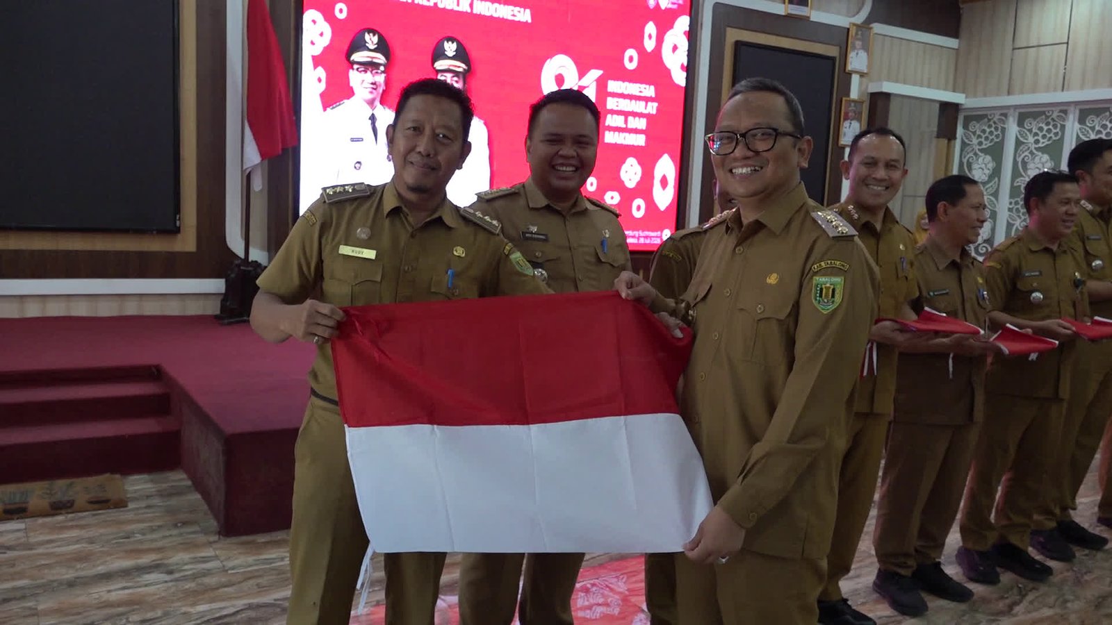 Sambut HUT RI ke-81, Pemkab Tabalong Sebar Ratusan Bendera Merah Putih Ke-12 Kecamatan Se-Tabalong