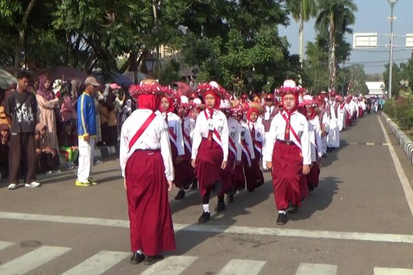 18 Tim Tampil Kreatif, Lomba Gerak Jalan Kelurahan Tanjung Bakal Jadi Agenda Tahunan