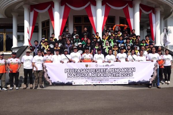 60 Pecinta Alam dari 3 Provinsi Ikuti Pendakian Merah Putih di Gunung Sarampakang Jaro
