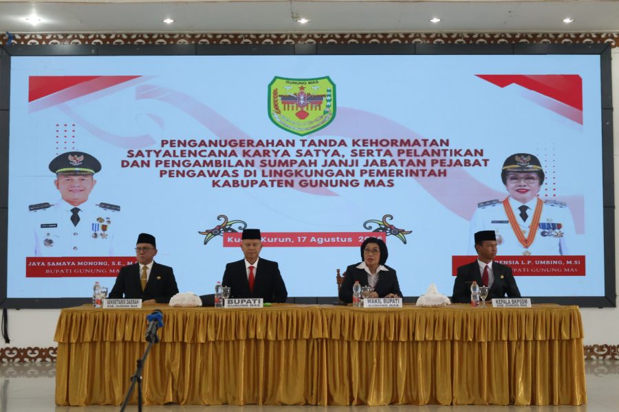 Bupati Gumas Sematkan Satyalancana Karya Satya kepada 289 PNS dan Lantik Dua Pejabat Pengawas