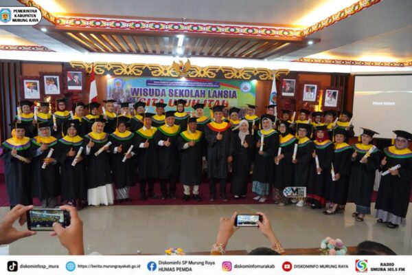 Bupati Hadiri Wisuda Sekolah Lansia “Gita Uluh Itah” Tahun 2026