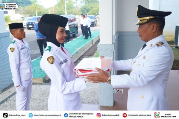 Bupati Heriyus Serahkan Bendera Merah Putih kepada Paskibraka untuk Dikibarkan pada HUT ke-81 RI