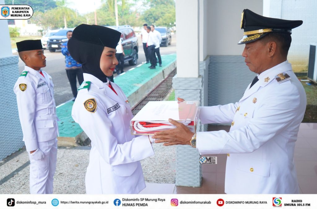 Bupati Heriyus Serahkan Bendera Merah Putih kepada Paskibraka untuk Dikibarkan pada HUT ke-81 RI