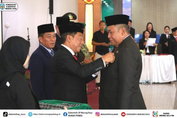 Bupati Murung Raya Serahkan Satyalancana Karya Satya, Dorong ASN Perkuat Dedikasi dan Disiplin