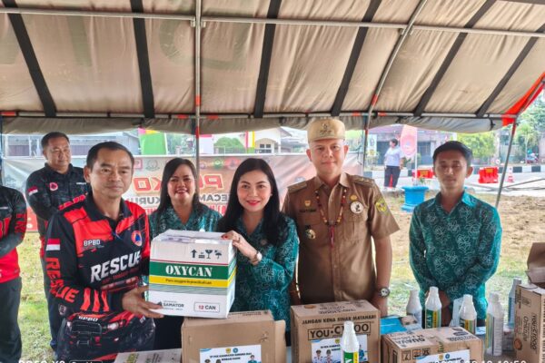 Bupati dan Ketua TP PKK Gumas Serahkan Bantuan untuk Dukung Satgas Karhutla