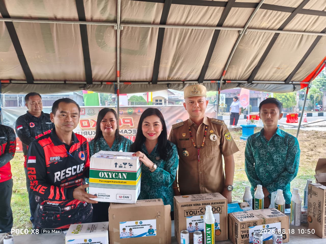 Bupati dan Ketua TP PKK Gumas Serahkan Bantuan untuk Dukung Satgas Karhutla