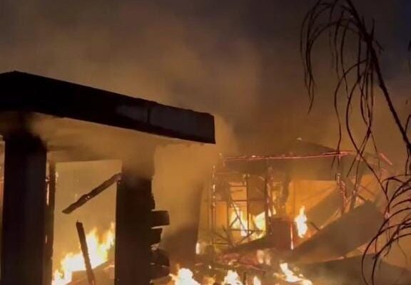 Damkar Kesulitan Air, Rumah di Batu Mutiara Ludes