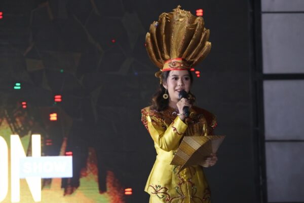 Dari Panggung Fashion Show Festival Kapakat, Ester Gloria Sampaikan Pesan Tegas untuk Pelajar Gunung Mas