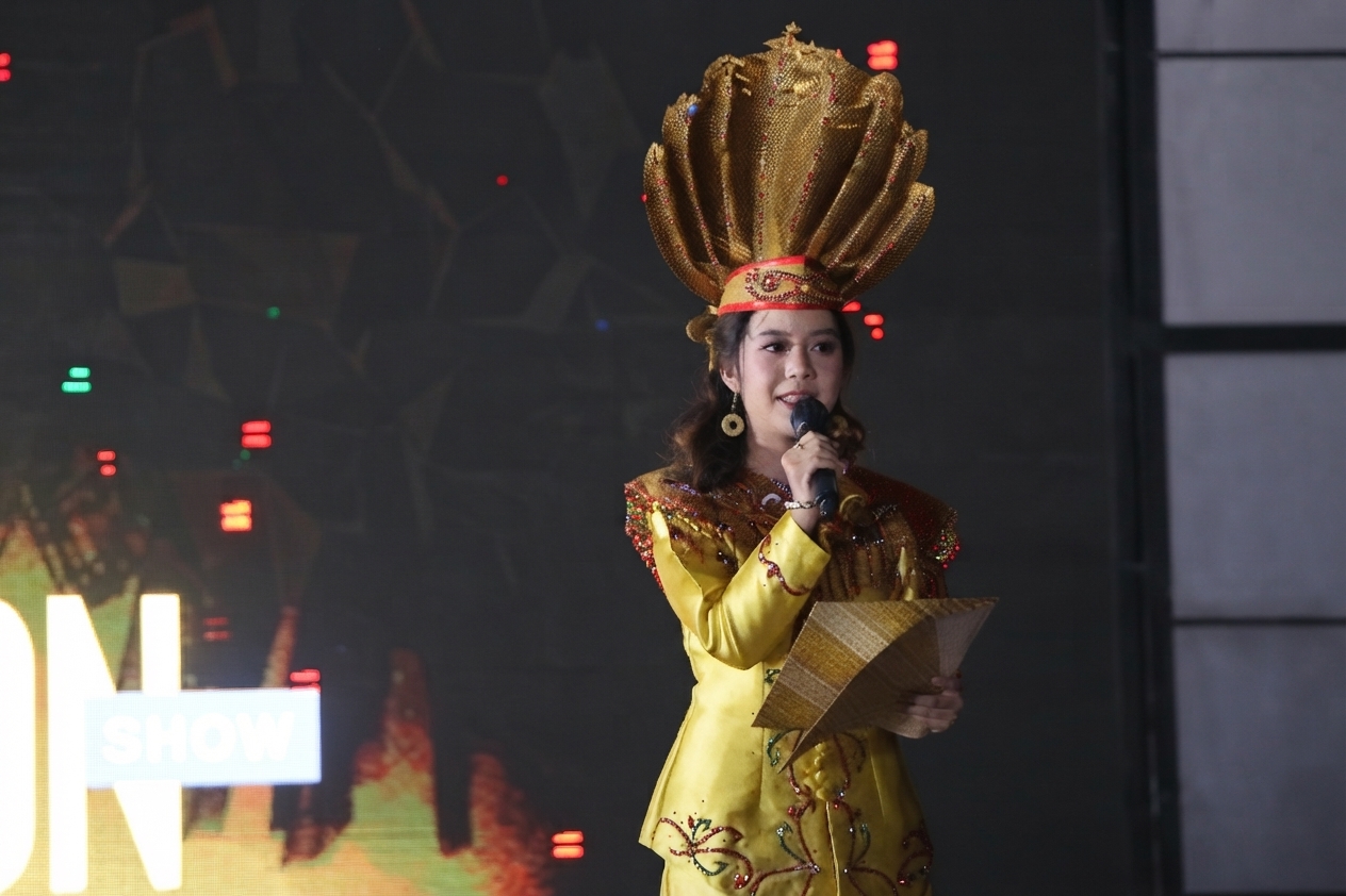 Dari Panggung Fashion Show Festival Kapakat, Ester Gloria Sampaikan Pesan Tegas untuk Pelajar Gunung Mas