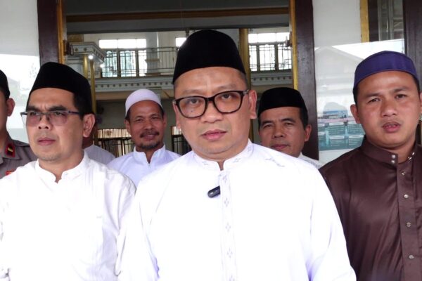 Gelar Jumat Berkah, Bupati Tabalong Shalat Jumat Bersama Warga Mangkusip