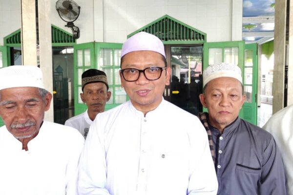 Ikuti Sholat Jumat di Masjid At-Taubah, Bupati Tabalong Jalin Silaturahmi Bersama Warga Pasar Lama