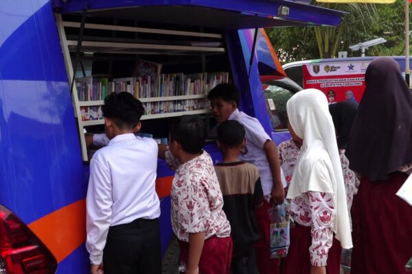 Jangkau Desa Terpencil, Dispersip Tabalong Bawa Ribuan Buku ke Salikung