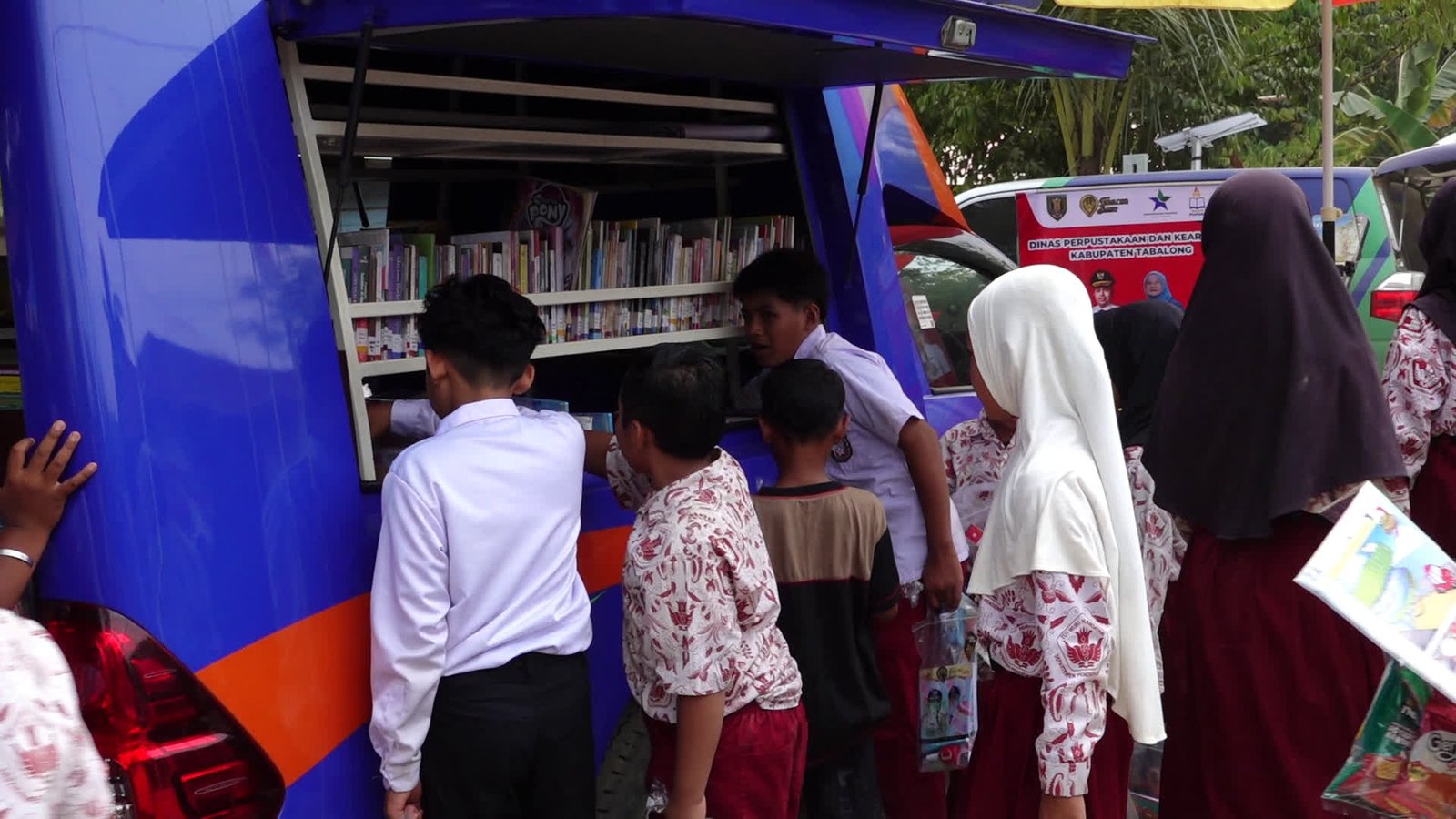 Jangkau Desa Terpencil, Dispersip Tabalong Bawa Ribuan Buku ke Salikung